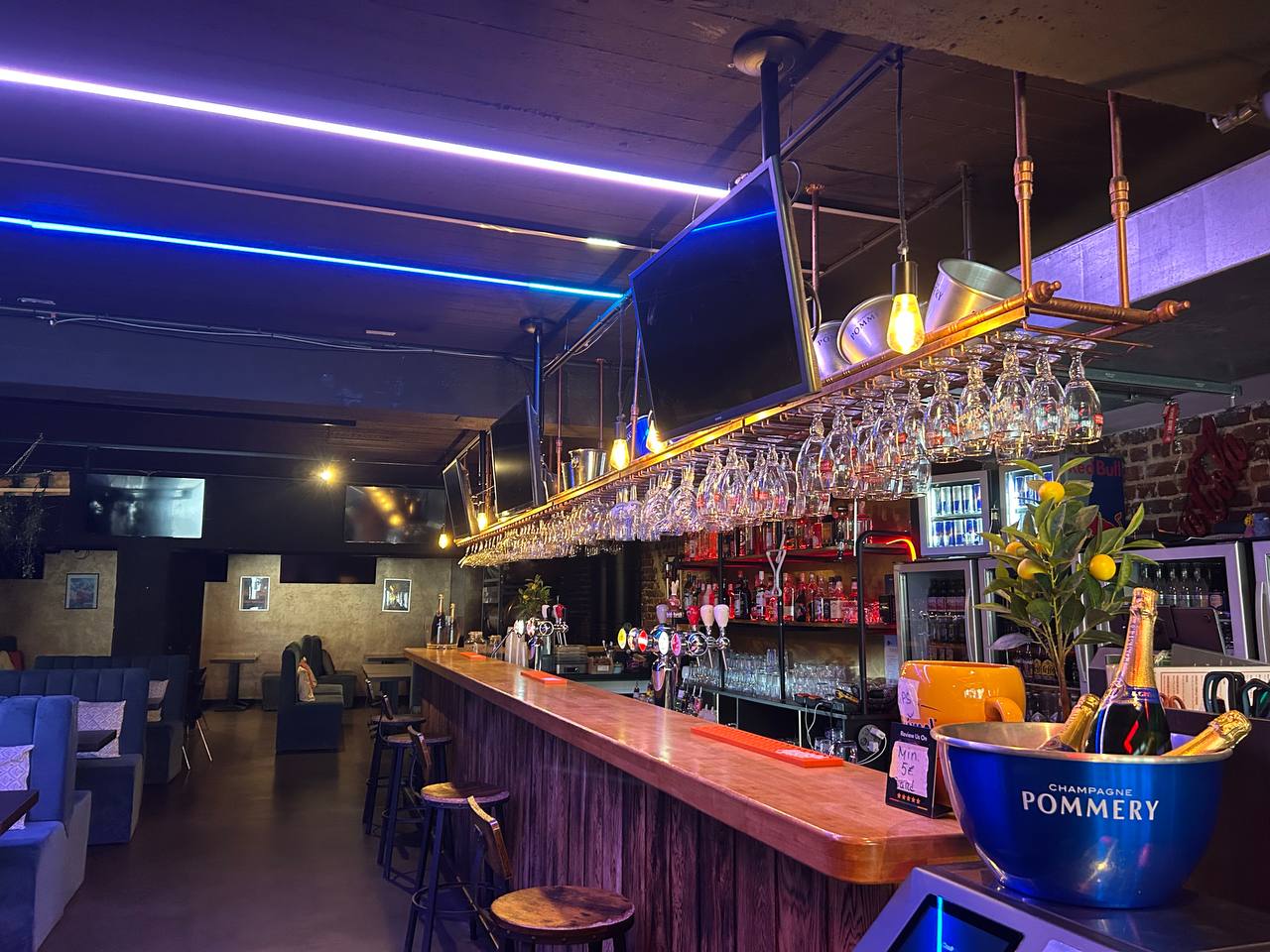 DownTown Brussels pub interior